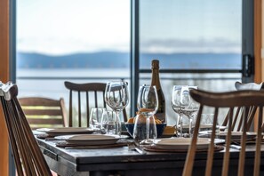 Nhà tiện nghi đơn giản, 3 phòng ngủ, quang cảnh biển, đối diện biển | Phòng ăn