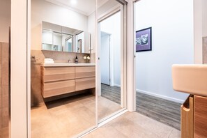 Deluxe appartement, 1 slaapkamer, uitzicht op zee, aan zee | Badkamer | Een douche, een haardroger, handdoeken