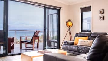Deluxe One Bedroom Apartment with stunning Ocean Views | Terrace/patio