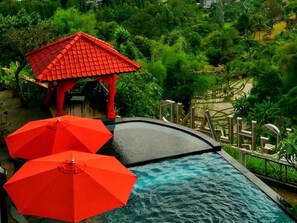 Outdoor pool - Dago Highland Resort (Cimenyan)