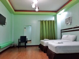 Habitación ejecutiva | Escritorio, camas supletorias, wifi gratis y ropa de cama