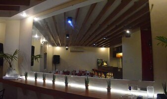 Se sirven desayunos, almuerzos y cenas (con vistas al jardín) 