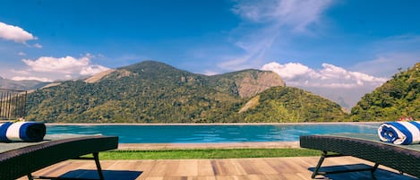 Alberca al aire libre y alberca infinita