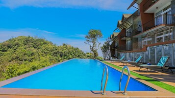 Una piscina al aire libre, una piscina infinita