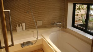 Tradisjonelt hus (Kyoto-style) | Bad | Separat badekar og dusj og dype avslapningsbadekar