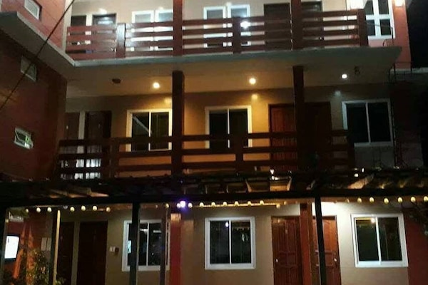 Vista frontal de la propiedad por la tarde o noche