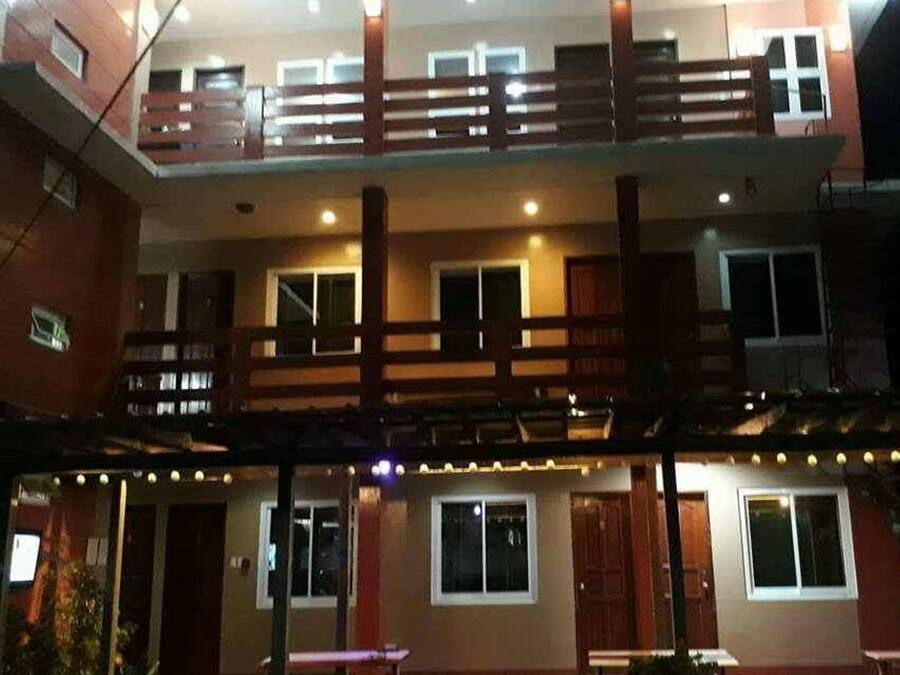 Fachada de la propiedad por la tarde o noche