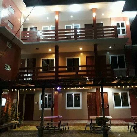 住宿正面 - 傍晚/夜晚