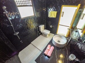 Luxury-Doppelzimmer, mit Bad, Gartenblick | Badezimmer | Dusche, Haartrockner, Bidet, Handtücher