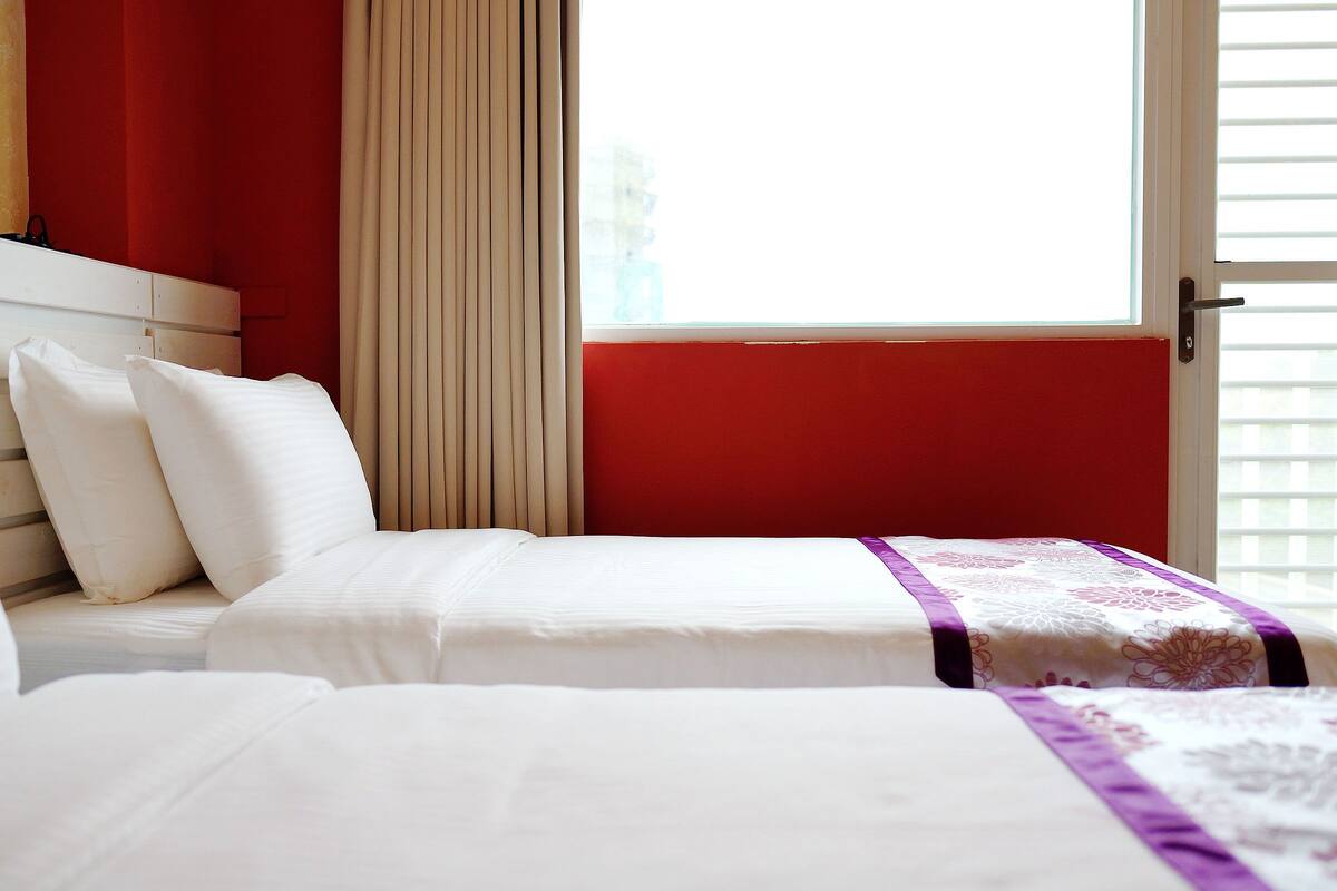 Decoración personalizada, muebles diferentes y cortinas blackout