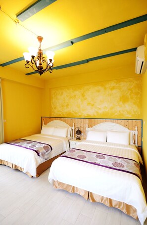Decoración personalizada, muebles diferentes y cortinas blackout