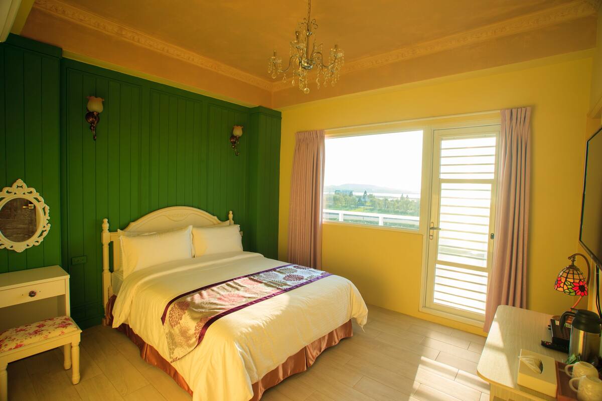 Decoración personalizada, muebles diferentes y cortinas blackout