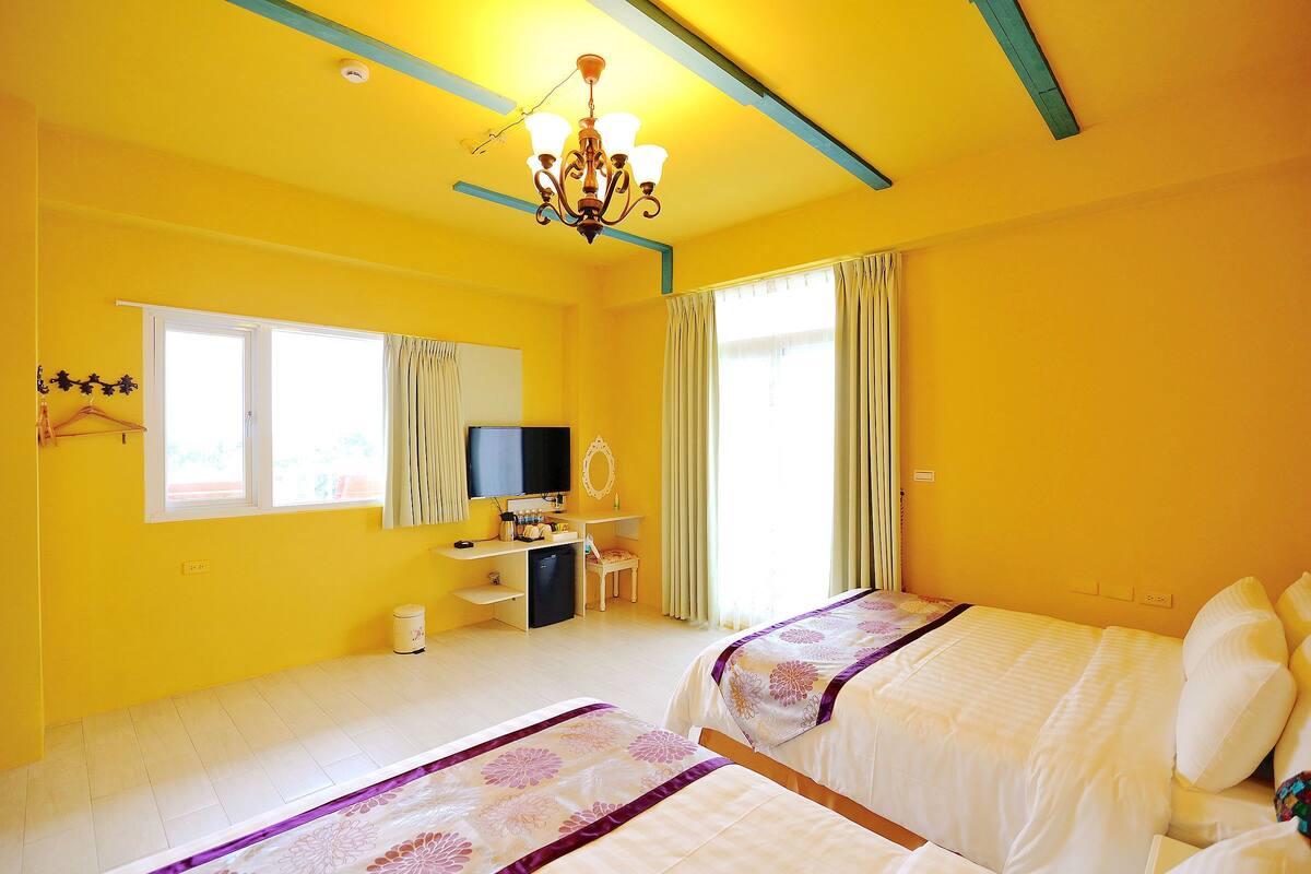 Decoración personalizada, muebles diferentes y cortinas blackout