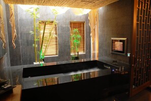 經典雙人房 | 浴室 | 淋浴/浴缸二合一、按摩浴缸、免費盥洗用品、吹風機