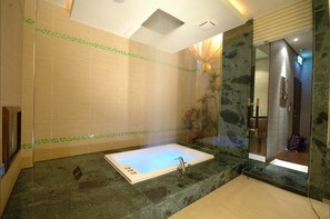 Dobbeltrom – standard | Bad | Kombinert dusj/badekar, boblebad og toalettartikler (inkludert)