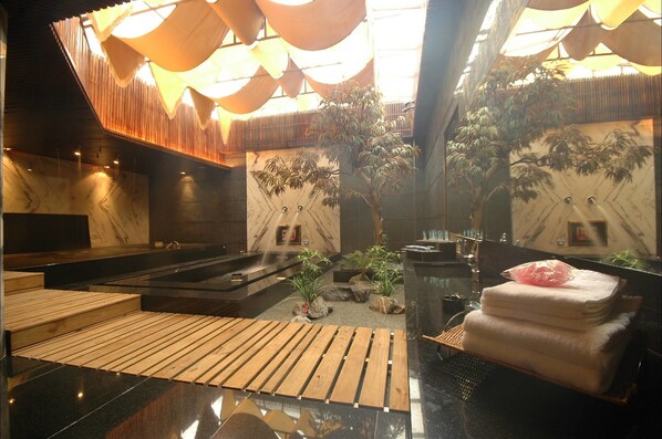 豪華雙人房 | 浴室 | 淋浴/浴缸二合一、按摩浴缸、免費盥洗用品、吹風機