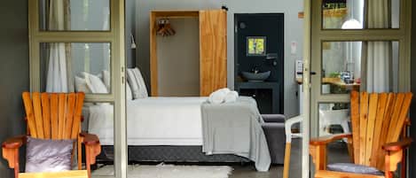 Superior Room, 1 King Bed, Garden View | Premium bedding, desk