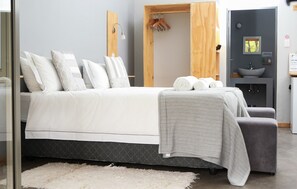 Kahden hengen huone, näköala puutarhaan | Ylelliset vuodevaatteet, työpöytä