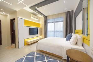 Decoración personalizada, escritorio y cortinas blackout 