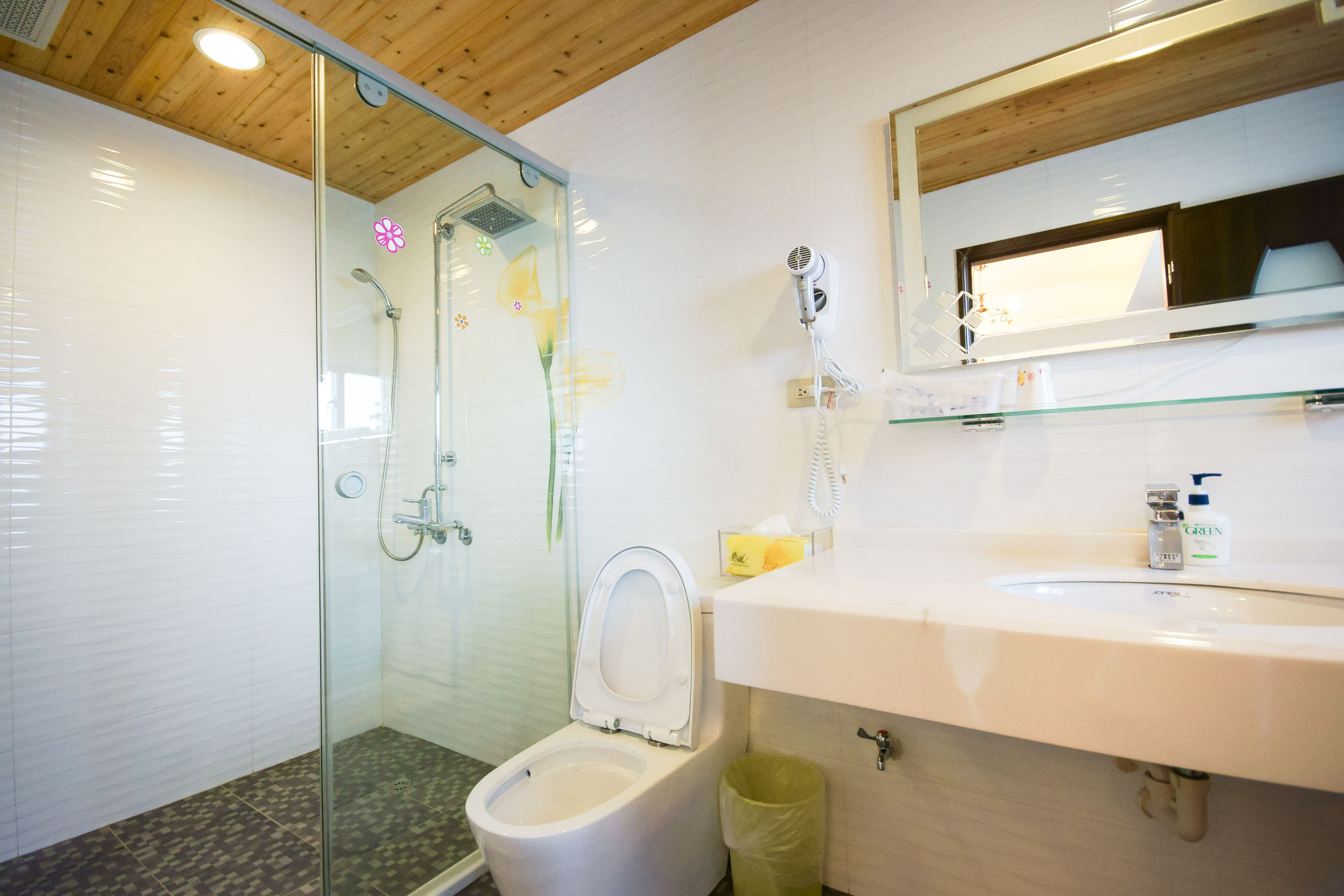 Superior vierpersoonskamer | Badkamer | Een douche, gratis toiletartikelen, een haardroger, pantoffels