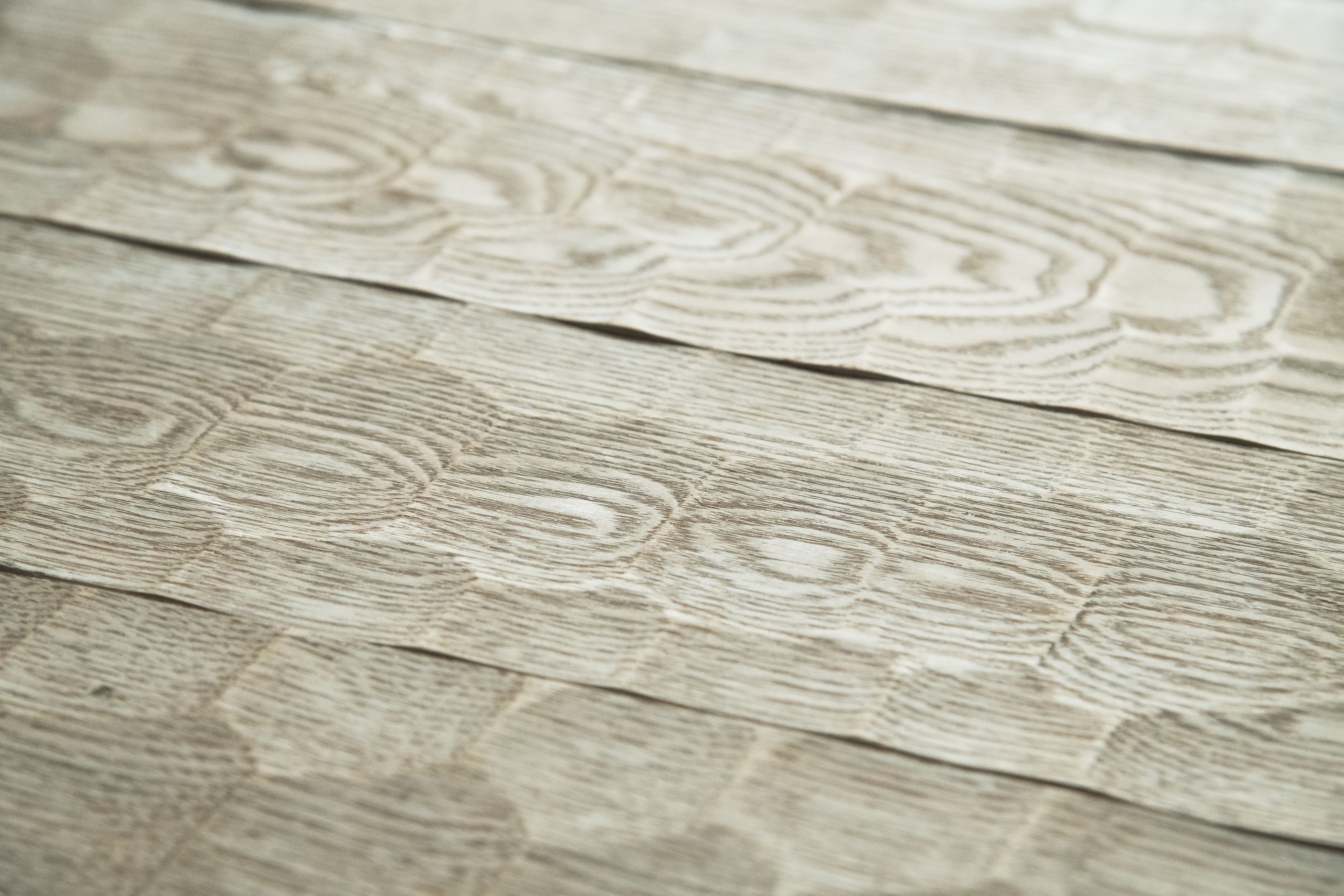 Een close-up van een houten vloer met een natuurlijke houtstructuur.