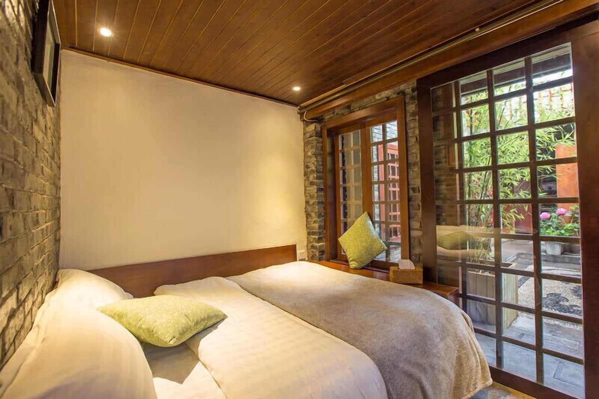 Desk, blackout curtains, soundproofing, free WiFi