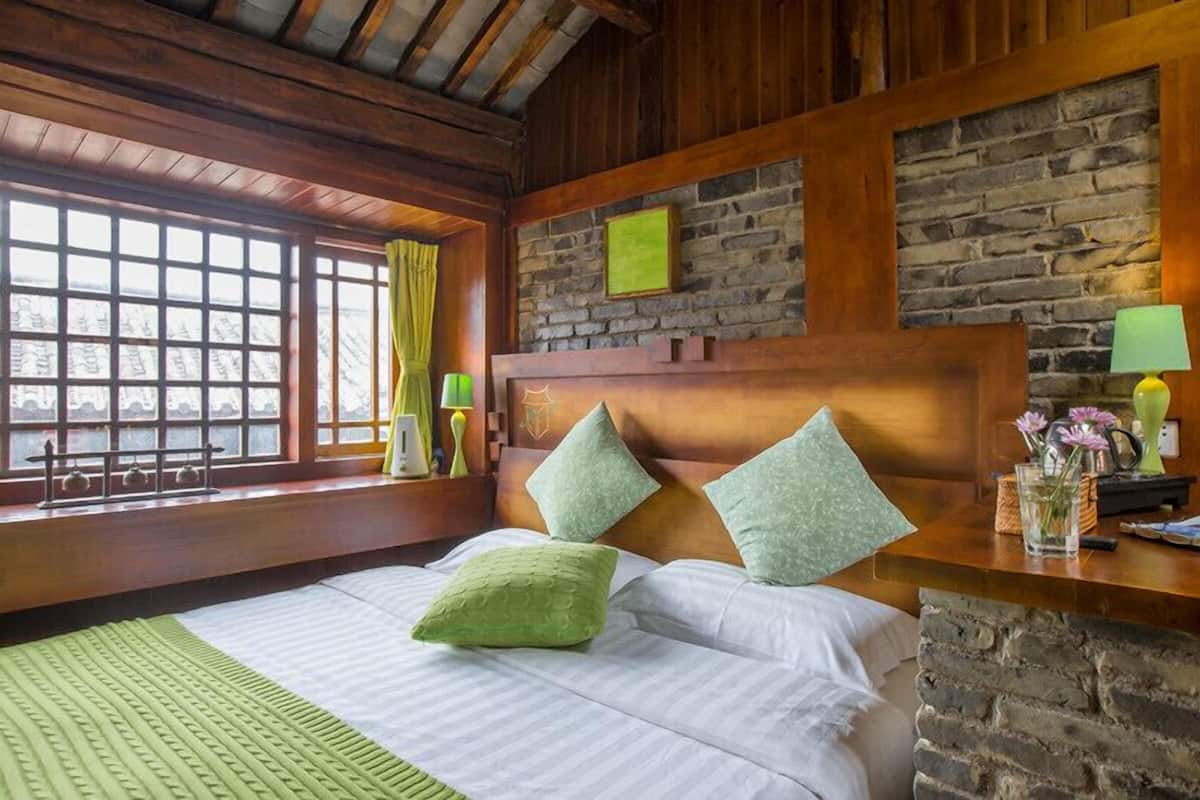 Desk, blackout curtains, soundproofing, free WiFi