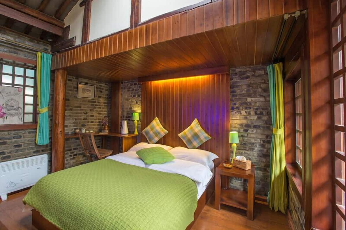 Desk, blackout curtains, soundproofing, free WiFi