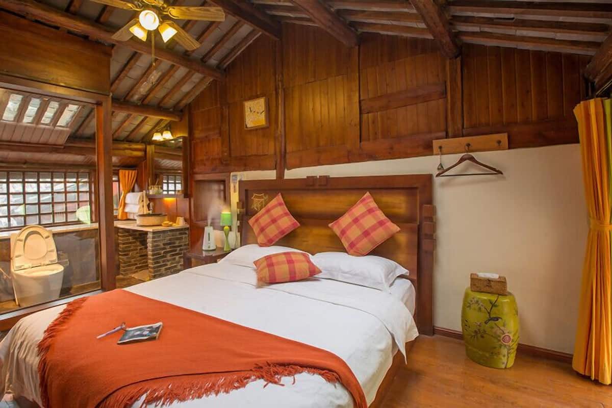 Desk, blackout curtains, soundproofing, free WiFi