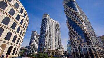 Un quartier urbain moderne qui abrite un bâtiment historique remarquable et trois immeubles de grande hauteur dotés d’une architecture originale.