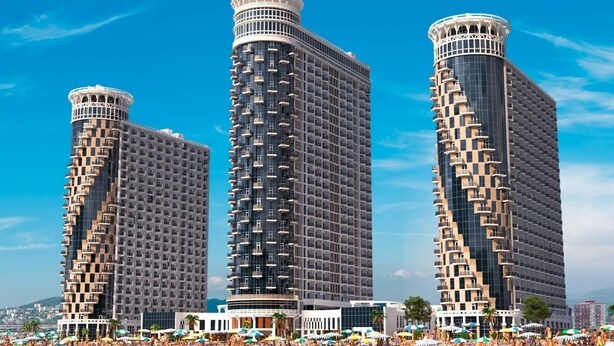 Trois immeubles de grande hauteur, dotés d’une architecture remarquable, avec des balcons et une façade incurvée.
