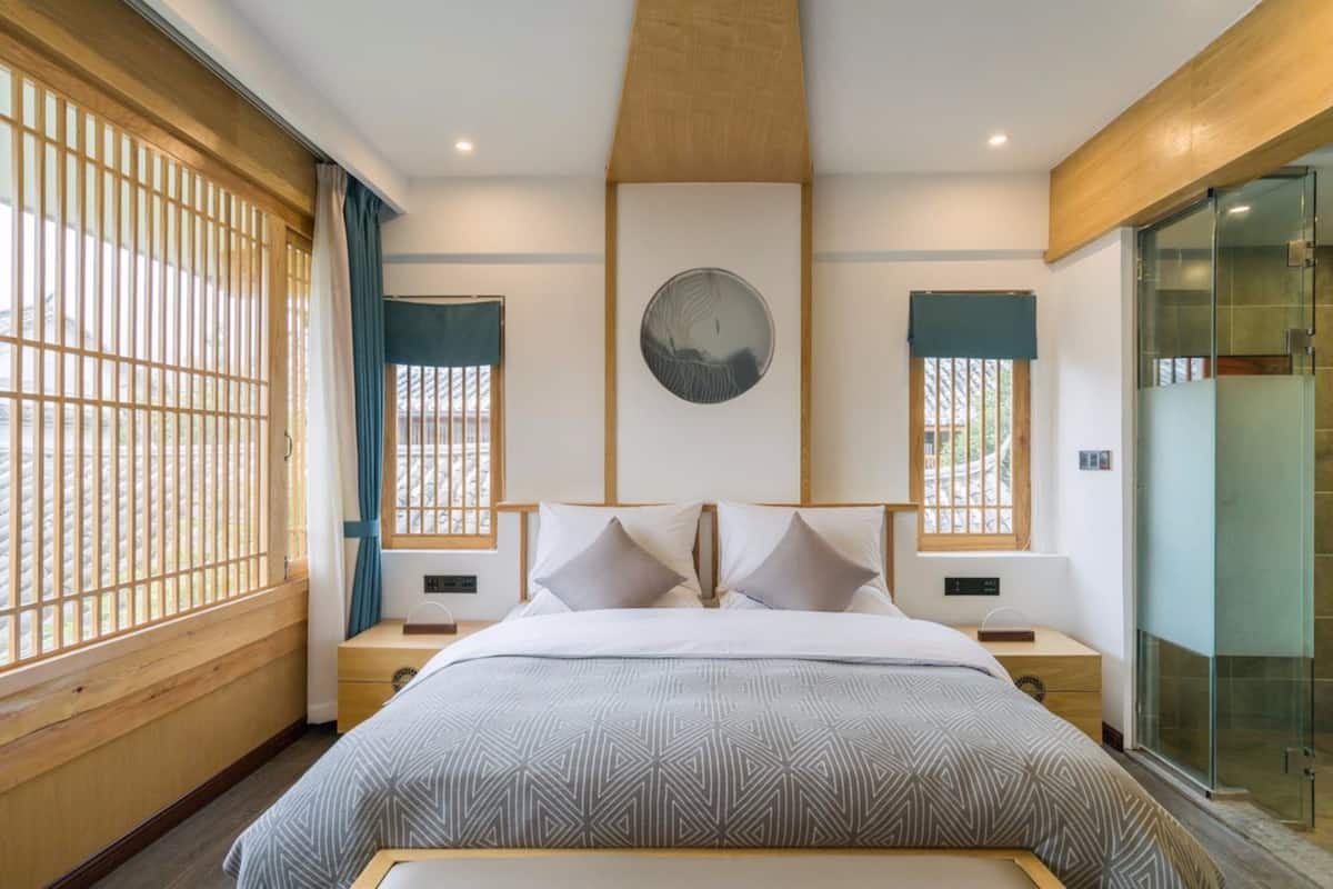 Premier suite, uitzicht op tuin | Een kluis op de kamer, een bureau, verduisterende gordijnen, gratis wifi