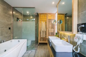 Duplex Suite with Garden View | Bathroom amenities | Free toiletries, hair dryer, bathrobes, slippers - Wuhua Yishu Lijiang Flagship (Lijiang)