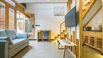 Dupleks - udsigt til have | Opholdsområde | Tv