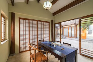 Aperto a colazione, pranzo e cena, cucina cinese 