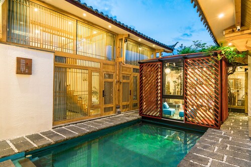 Wuhua Yishu Lijiang Flagship