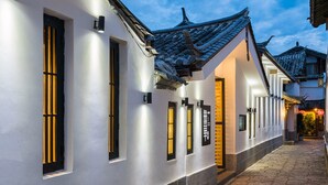 Fassade der Unterkunft – Abend/Nacht