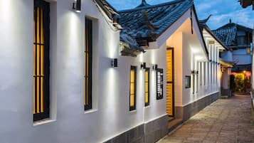 Bagian depan properti - sore/malam