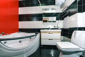 Deluxe Apartment, 3 Bedrooms | Bathroom | Combined shower/tub, jetted tub, free toiletries, hair dryer