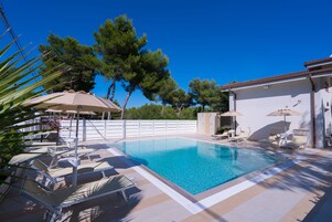 Seasonal outdoor pool, an infinity pool, open 8 AM to 6 PM, sun loungers