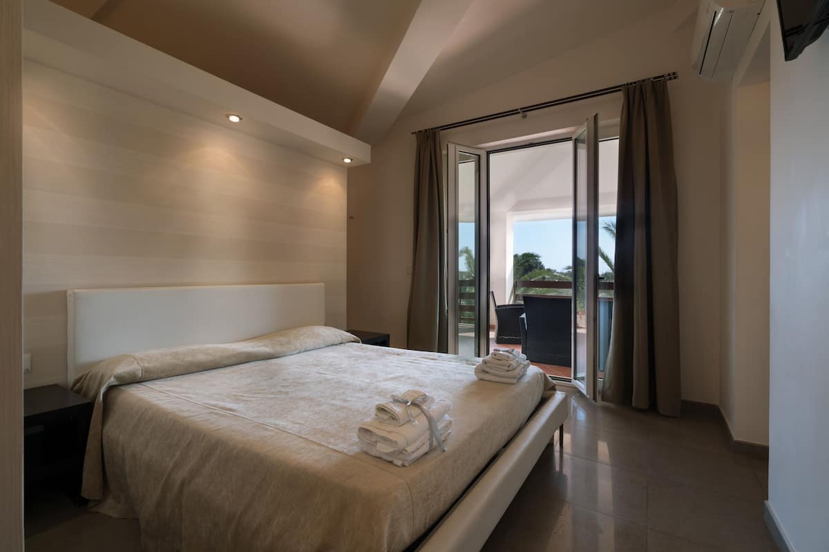 Camera Standard con letto matrimoniale o 2 letti singoli | Una scrivania, postazione laptop, tende oscuranti, insonorizzazione