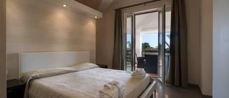 Standard Double or Twin Room | Desk, laptop workspace, blackout drapes, soundproofing