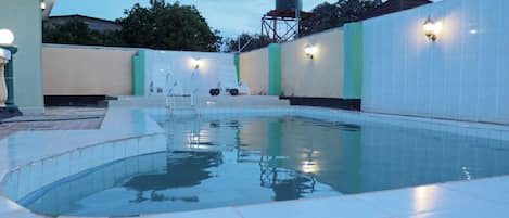 2 outdoor pools