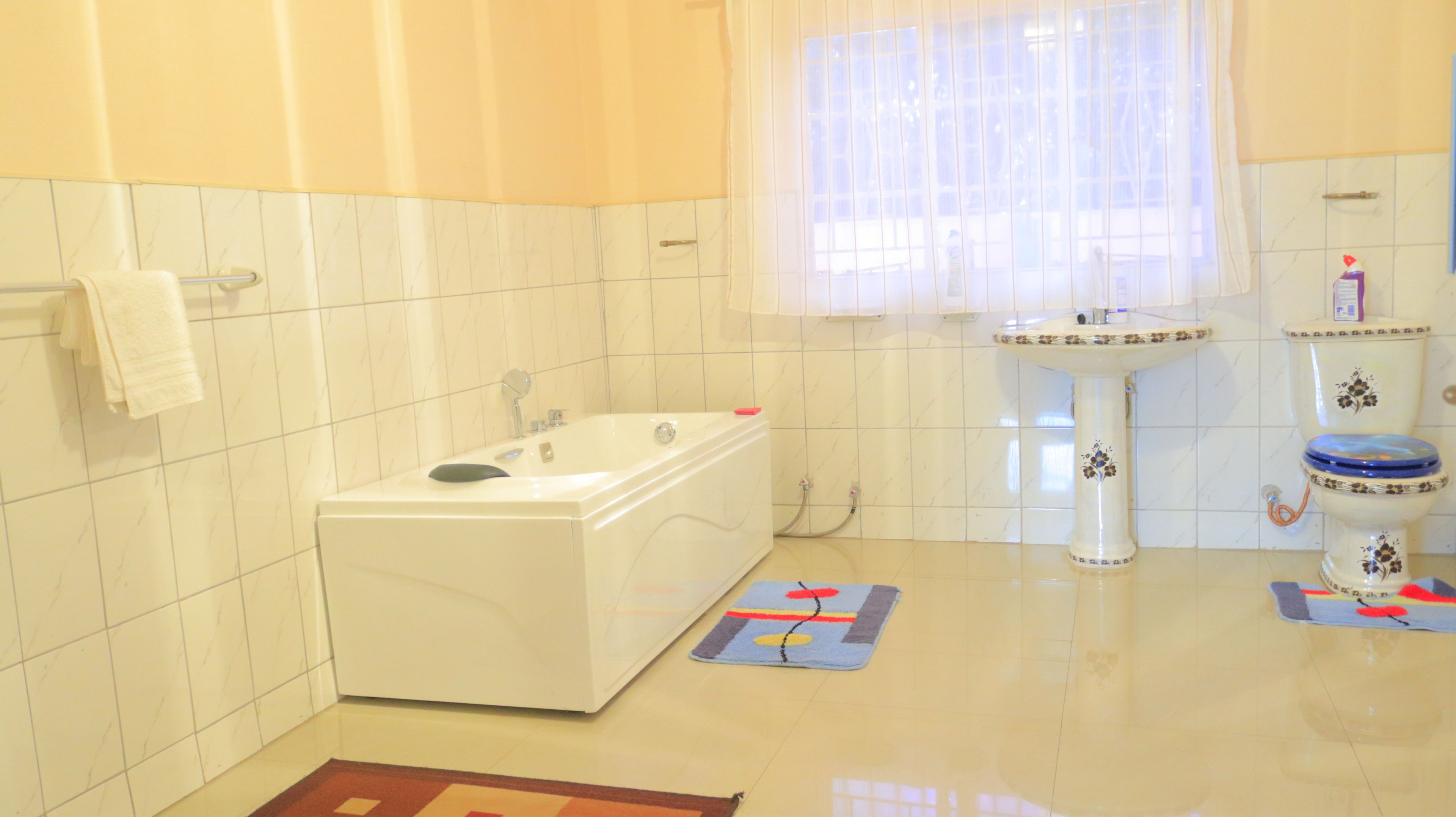 Deluxe-Doppel- oder -Zweibettzimmer (Self-catering) | Badezimmer | Badewanne und Dusche (separat), Whirlpool, kostenlose Toilettenartikel