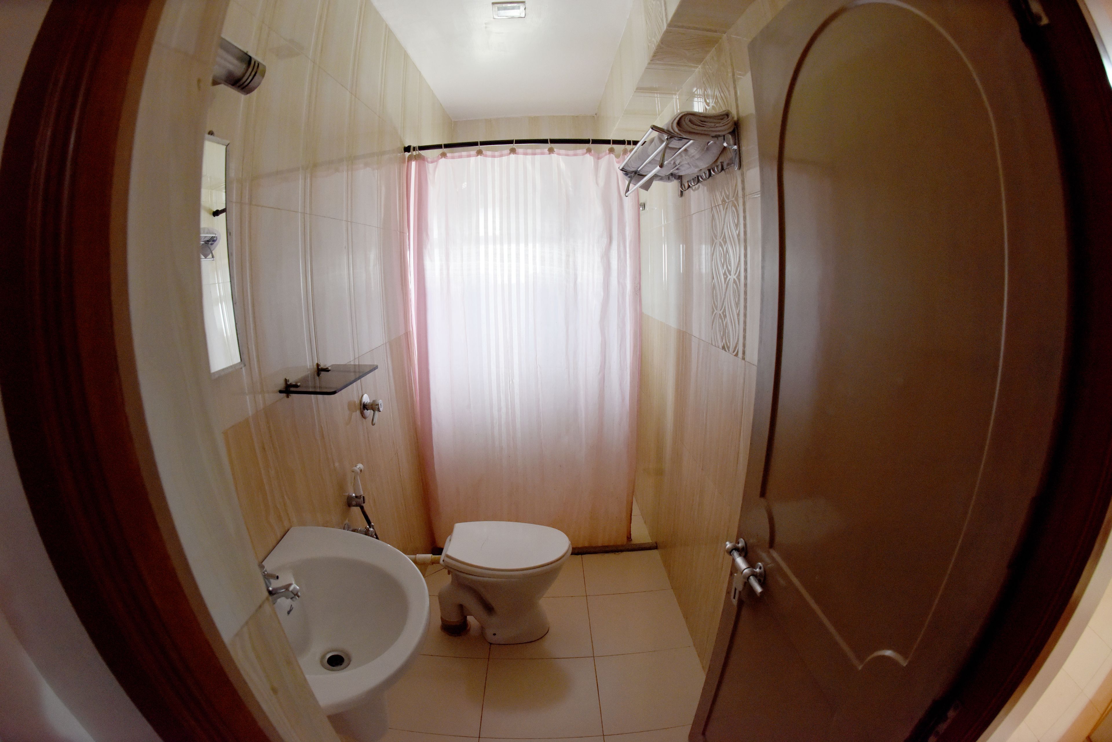 Un baño con inodoro, bidé y lavamanos.