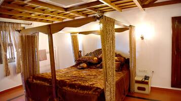 Suíte | Escrivaninha, camas extras/dobráveis (sobretaxa), Wi-Fi de cortesia