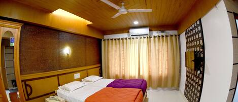 Executive Room | Desk, rollaway beds, free WiFi, bed sheets