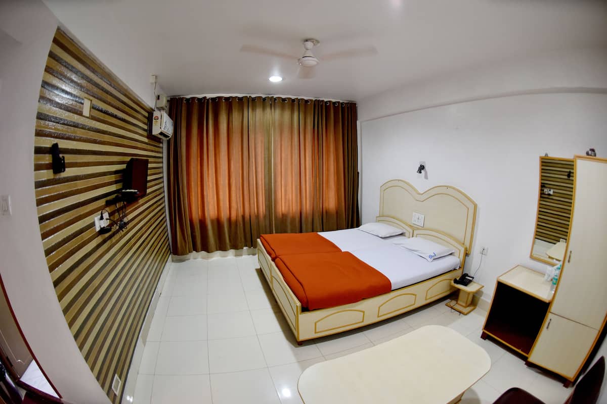 Desk, rollaway beds, free WiFi, bed sheets