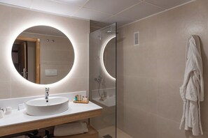 Een douche, designer toiletartikelen, een haardroger, badjassen