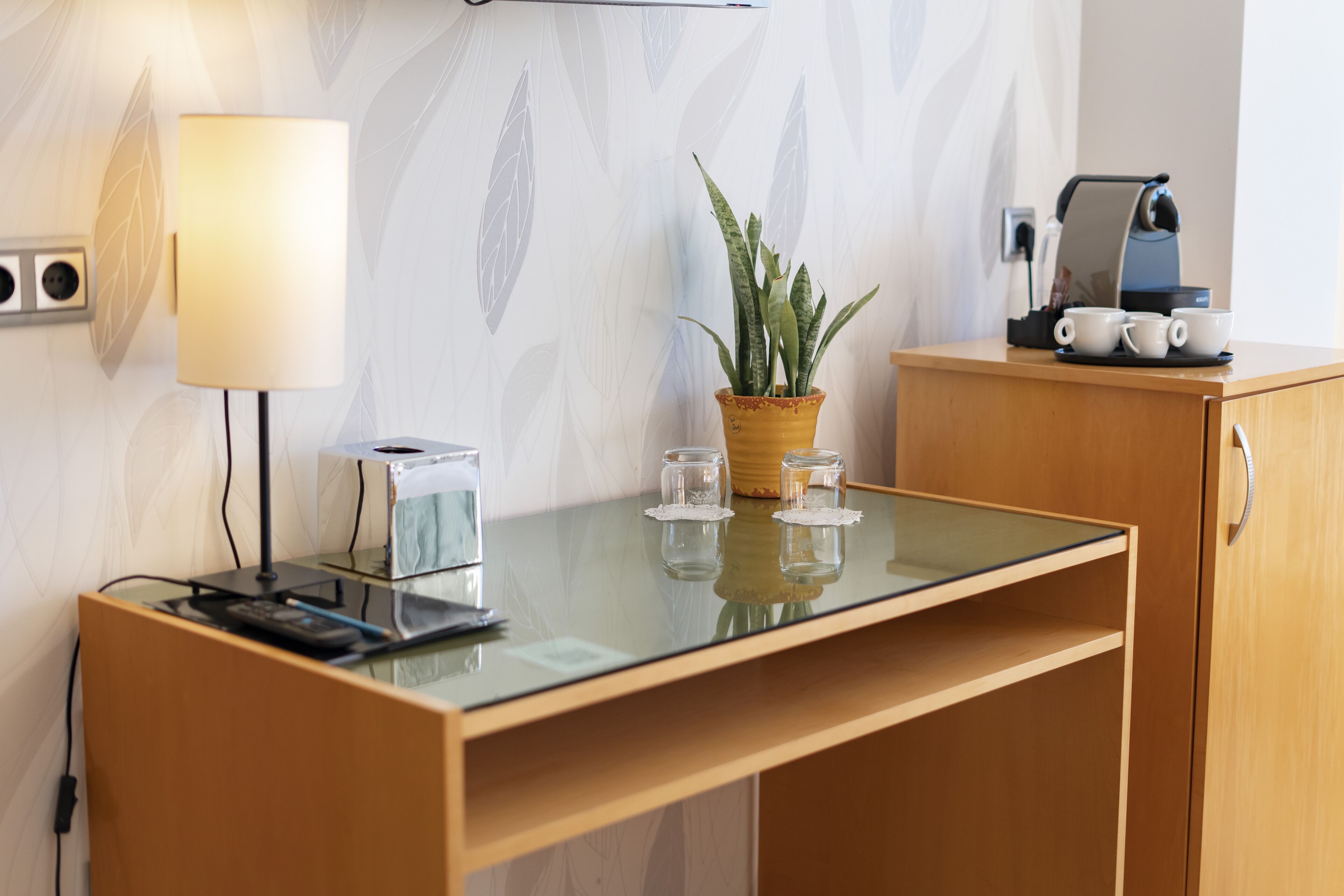 basic triple room | in-room dining